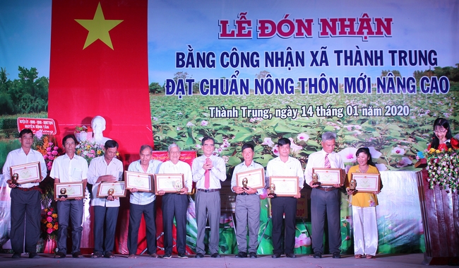 Phó Chủ tịch Thường trực UBND tỉnh- Lê Quang Trung trao bằng khen của UBND tỉnh cho đại diện các cá nhân xuất sắc.