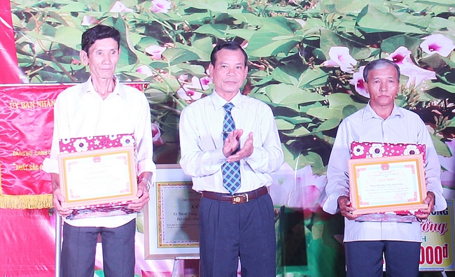 Chủ tịch UBND huyện- Lê Minh Đức trao giấy khen cho đại diện các hộ gia đình tiêu biểu trong xây dựng NTM.