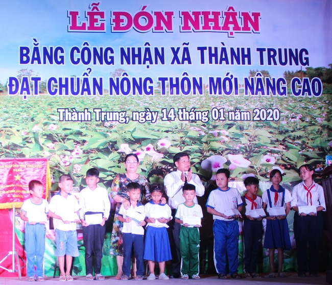 Ông Ngô Văn Lợi- Chủ tịch UBND xã, Trưởng BCĐ công tác giảm nghèo bền vững, xây dựng NTM xã và nhà tài trợ trao tập và học bổng cho học sinh hiếu học.