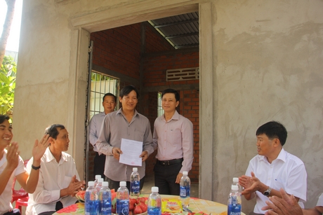 Bàn giao nhà cho gia đình anh Nguyễn Minh Nhật.