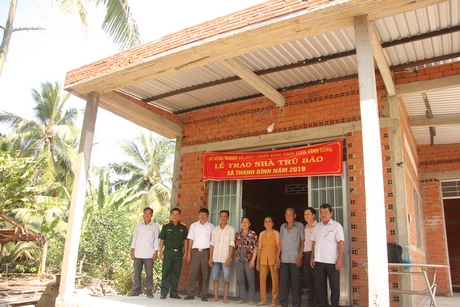 Bàn giao nhà cho gia đình anh Lê Văn Cường.