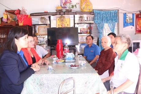 Tỉnh Đoàn Vĩnh Long thăm, chúc Tết gia đình ông Lê Văn Hải (xã Tân Ngãi- TP Vĩnh Long)