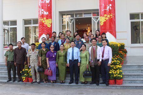 Lãnh đạo tỉnh Vĩnh Long chụp ảnh lưu niệm cùng đoàn đại biểu Campuchia.