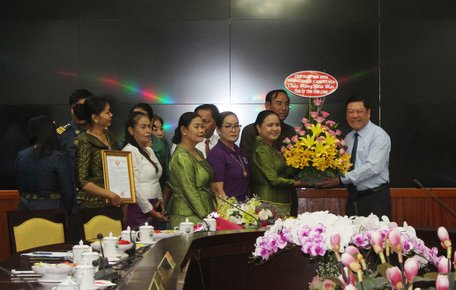 Bà Long Banna Reth- Phó Tỉnh trưởng Kampong Speu chúc mừng năm mới lãnh đạo và nhân dân tỉnh Vĩnh Long.