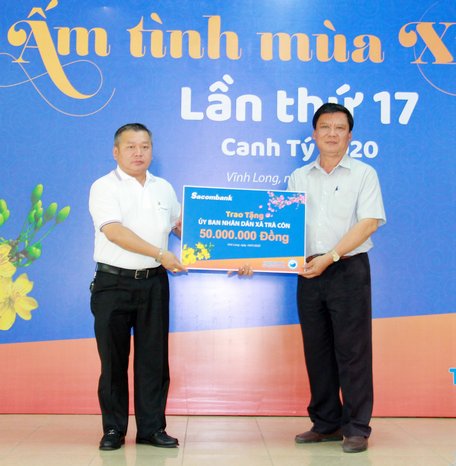  Ông Võ Anh Nhuệ- Phó Tổng giám đốc Sacombank trao biểu trưng của Sacombank gửi đến bà con khó khăn xã Trà Côn.