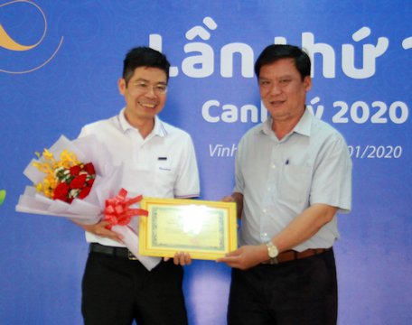 Ông Cao Hồng Sơn- Giám đốc Sacombank chi nhánh Vĩnh Long nhận thư cảm ơn từ lãnh đạo địa phương.