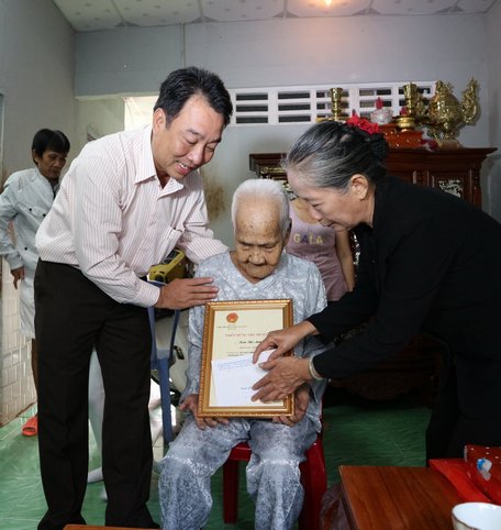 Chủ tịch UBND tỉnh- Lữ Quang Ngời trao thiếp mừng thọ 100 tuổi của Chủ tịch nước cho cụ Trần Thị Anh.