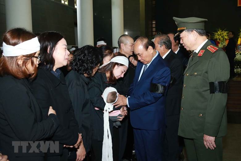  Thủ tướng Chính phủ Nguyễn Xuân Phúc chia buồn với gia đình 3 liệt sỹ. (Ảnh: Doãn Tấn/TTXVN)