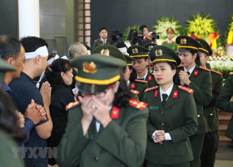  Những hình ảnh xúc động tại Lễ tang 3 liệt sỹ Công an nhân dân hy sinh tại Đồng Tâm. (Ảnh: Thành Đạt/TTXVN)