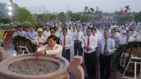  Bí thư Tỉnh ủy- Trần Văn Rón thắp hương Tượng đài liệt sĩ.