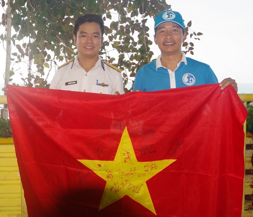 Anh Trần Vũ Thành- CLB Tuổi trẻ vì biển đảo quê hương tặng lá cờ Tổ quốc có chữ ký của HLV Park Hang Seo và đội tuyển bóng đá Việt Nam cho cán bộ, chiến sĩ nhà giàn 