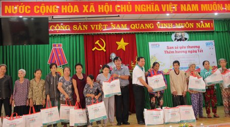  Đại diện lãnh đạo Kienlongbank chi nhánh Vĩnh Long trao quà tết cho các hộ gia đình.