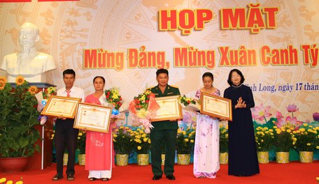 Phó Chủ tịch nước Đặng Thị Ngọc Thịnh trao bằng truy tặng danh hiệu vinh dự Nhà nước “Bà Mẹ Việt Nam Anh hùng”.