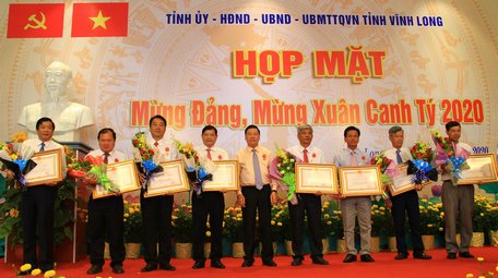 Bí thư Tỉnh ủy- Trần Văn Rón trao Huân chương Lao động hạng Nhì cho các cá nhân có thành tích xuất sắc. 