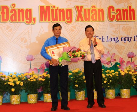 Bí thư Tỉnh ủy- Trần Văn Rón trao Huân chương Lao động hạng Nhì cho Liên đoàn Lao động tỉnh.