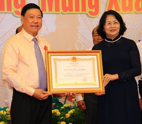 Phó Chủ tịch nước Đặng Thị Ngọc Thịnh trao Huân chương Lao động hạng Nhất cho các cá nhân có thành tích xuất sắc.