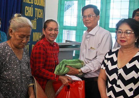 Đại biểu Quốc hội Lưu Thành Công tặng quà gia đình chính sách và hộ nghèo tại xã Tường Lộc (Tam Bình).