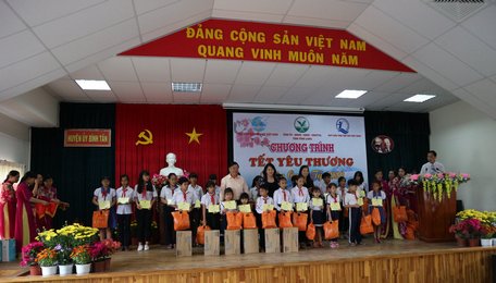 Phó Chủ tịch nước Đặng Thị Ngọc Thịnh và Bí thư Tỉnh ủy Vĩnh Long Trần Văn Rón trao học bổng và quà tết cho các trẻ em có hoàn cảnh đặc biệt khó khăn.