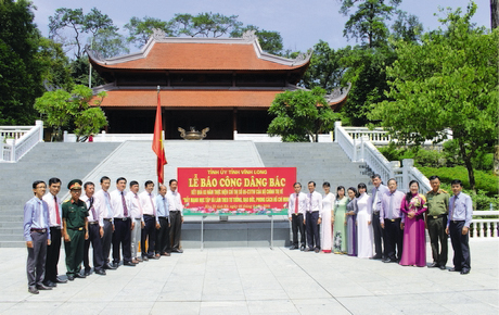 Đoàn báo công dâng Bác tại di tích K9 Đá Chông (Ba Vì, Hà Nội).