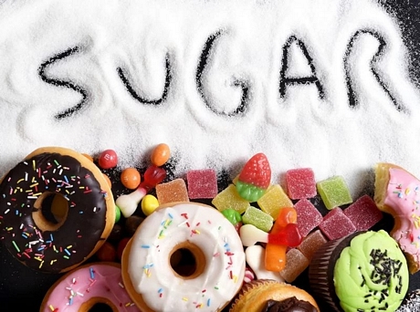 Giảm ăn đường: Hạn chế ăn các thực phẩm chứa đường nhân tạo sẽ giúp bạn cải thiện hệ miễn dịch. Nghiên cứu cho thấy chỉ 10 thìa đường đã khiến hệ miễn dịch không hoạt động hiệu quả, làm bạn dễ mắc các bệnh do vi khuẩn và virus gây ra.
