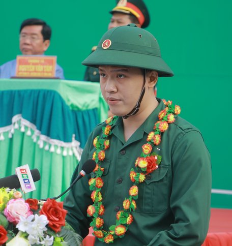 Tân binh Nguyễn Văn Khang đại diện các tân binh bày tỏ nhiệt huyết tòng quân.