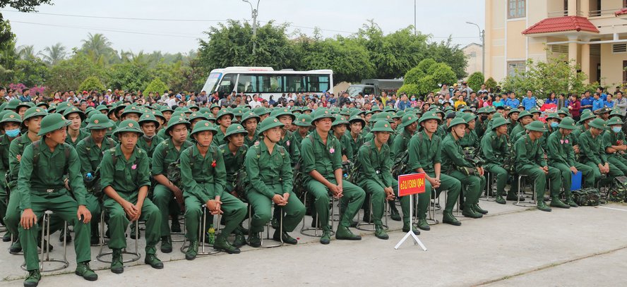 Cùng với các địa phương khác, tân binh huyện Tam Bình nghiêm túc, chỉnh tề trong “màu xanh áo lính”. Năm nay, huyện được giao chỉ tiêu tuyển chọn và gọi 189 thanh niên nhập ngũ (Quân đội: 160, công an: 29).