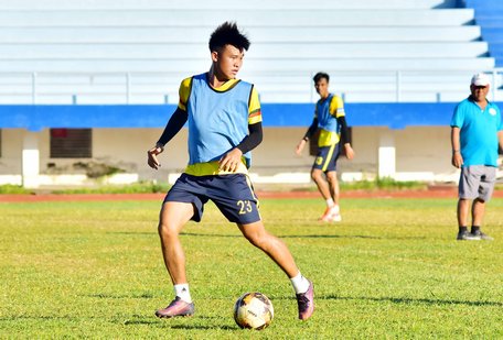 Tiền vệ Trần Đình Trường quay lại đội XSKT Vĩnh Long trong mùa giải 2020.