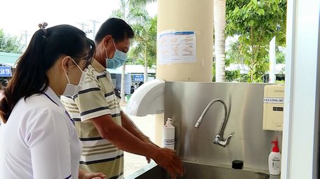 Bồn rửa tay được đặt bên ngoài để người dân rửa tay trước khi vào Trung tâm y tế Bình Tân.