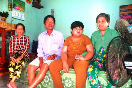 Từ trái qua: Bà Nguyễn Thị Chi (59 tuổi- bị mù), ông Nguyễn Thanh Hùng; bé Nguyễn Thị Thanh Thảo (16 tuổi- bị nhiễm chất độc da cam/dioxin); bà Bùi Thị Tài (58 tuổi- bị mù).