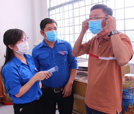 Xã Đoàn Phú Đức phát khẩu trang y tế và hướng dẫn cách đeo khẩu trang đúng cách cho bà con đến làm việc tại UBND xã. 