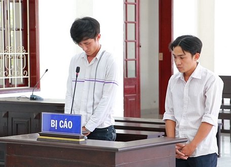 2 bị cáo Sang và Vũ tại tòa.