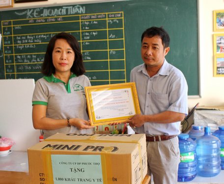 Giám đốc Công ty CP Dược phẩm Phước Thọ (Phường 8- TP Vĩnh Long) tặng khẩu trang cho Trường THPT Nguyễn Thông.
