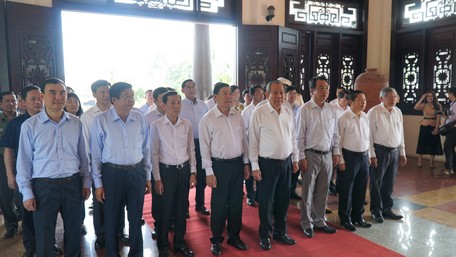 Phó Thủ tướng Thường trực Chính phủ Trương Hòa Bình cùng lãnh đạo trung ương, lãnh đạo tỉnh Vĩnh Long viếng Chủ tịch HĐBT Phạm Hùng.