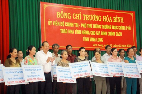 Phó Thủ tướng Trương Hòa Bình đã trao tặng 30 căn nhà tình nghĩa cho gia đình chính sách của tỉnh Vĩnh Long.