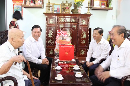 Phó Thủ tướng đã đến thăm gia, tặng quà đình ông Nguyễn Văn Bá.