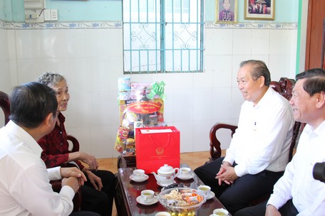 Phó Thủ tướng đã đến thăm, tặng quà gia đình bà Phạm Thị Tư.