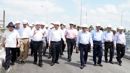 Phó Thủ tướng Trương Hòa Bình cùng các đồng chí lãnh đạo tỉnh Vĩnh Long đã đến kiểm tra tiến độ công trình cống Vũng Liêm.