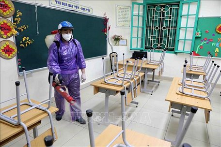 Trường THCS Trưng Vương, quận Hoàn Kiếm, Hà Nội tiến hành phun thuốc khử khuẩn.