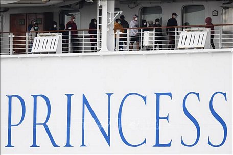 Các hành khách trên tàu du lịch Diamond Princess tại khu vực cách ly cảng Yokohama, Nhật Bản, ngày 14/2. Ảnh: AFP/TTXVN