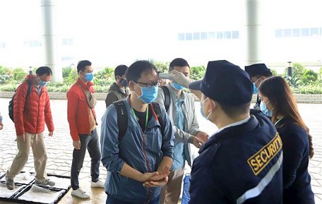 Tất cả công nhân, cán bộ, khách hàng đến làm việc tại Công ty TNHH Compal Việt Nam trong khu công nghiệp Bá Thiện 1, huyện Bình Xuyên (Vinh Phúc) đều được đo nhiệt độ để phòng chống COVID-19. Ảnh: Hoàng Hùng/TTXVN.