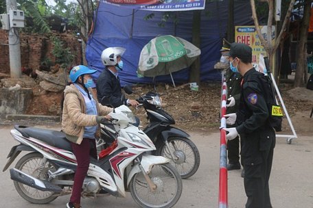  Lực lượng chức năng lập chốt khoanh vùng cách ly xã Sơn Lôi, huyện Bình Xuyên, tỉnh Vĩnh Phúc (ẢNH: NGUYỄN HƯỞNG)