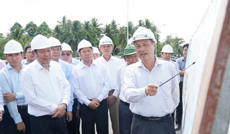 Phó Thủ tướng Thường trực Chính phủ Trương Hòa Bình cùng các đồng chí lãnh đạo tỉnh Vĩnh Long kiểm tra tiến độ công trình cống Vũng Liêm ngày 15/2/2020.
