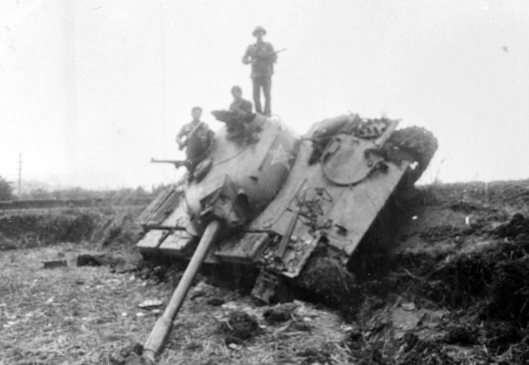 Xe tăng của địch bị quân ta đánh gục ngay loạt đạn đầu tiên tại bản Sẩy, huyện Hòa An, tỉnh Cao Bằng. (Ảnh: Trần Mạnh Thường/TTXVN)