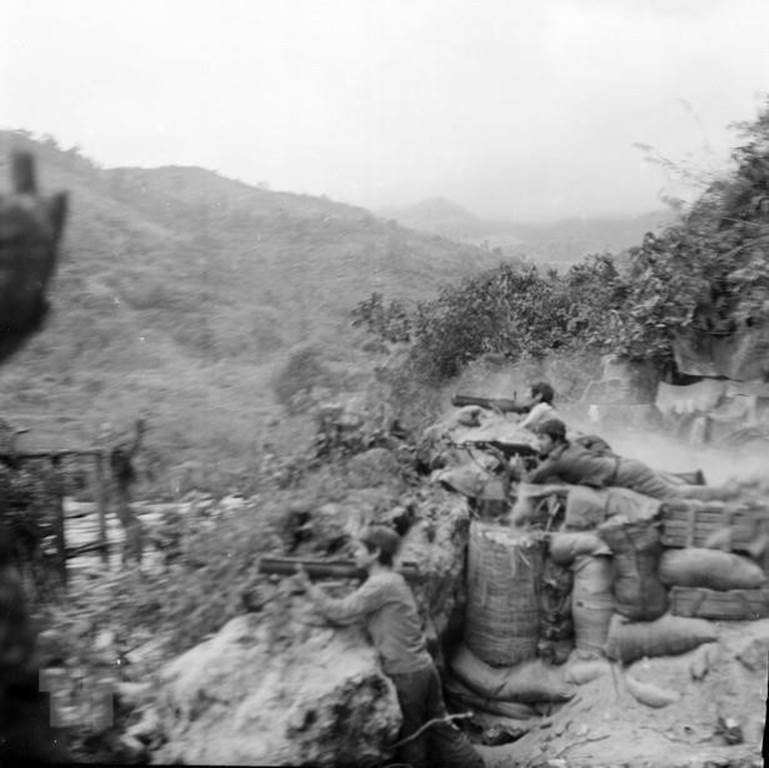  Các chiến sỹ Đại đội 39, Đoàn 313 Hà Tuyên tổ chức tiêu diệt các ụ súng của địch, tạo điều kiện thuận lợi cho bộ binh ta chiếm điểm cao. (Ảnh: Minh Lộc/TTXVN)