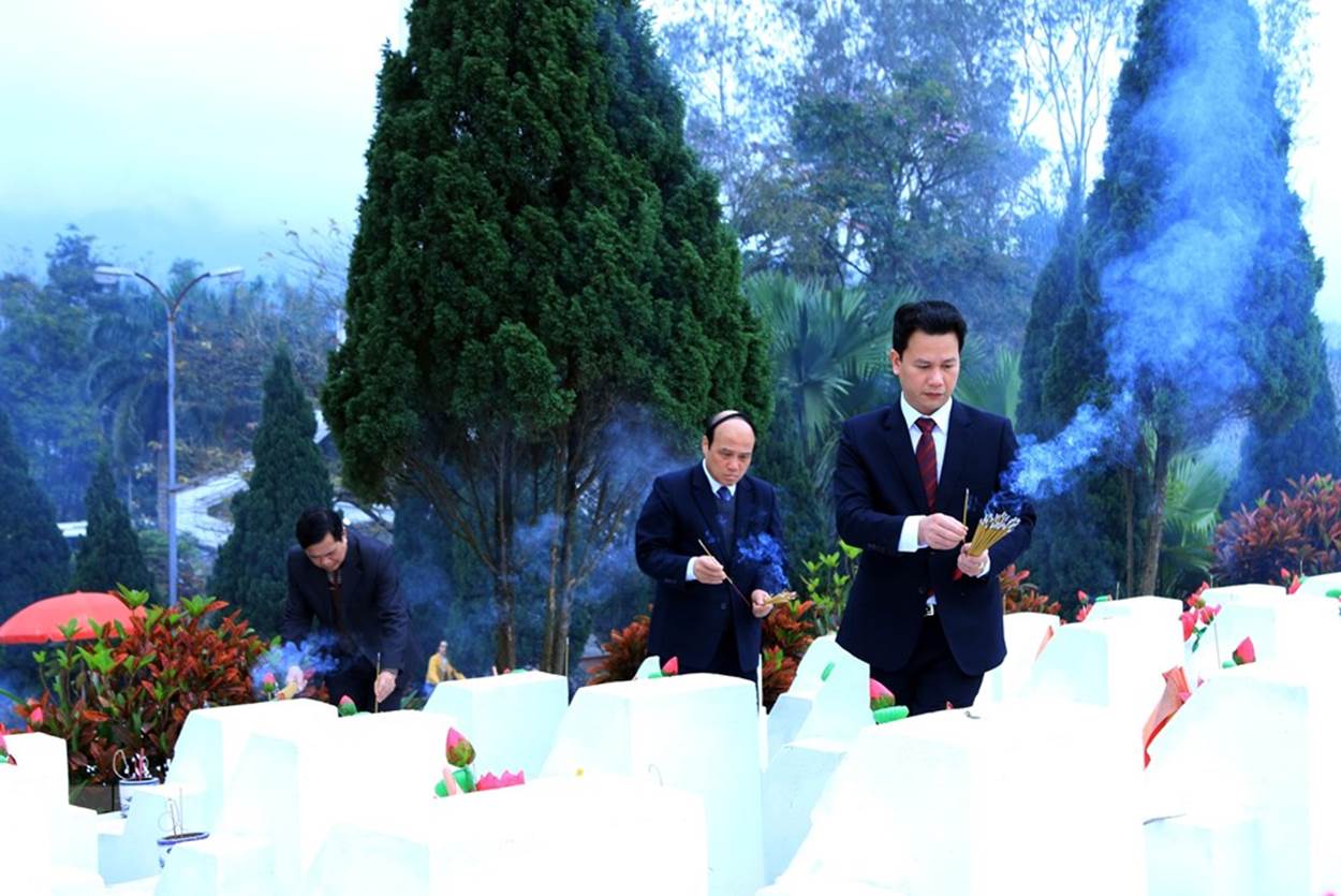  Lãnh đạo tỉnh Hà Giang thắp hương các phần mộ các liệt sỹ tại Nghĩa trang Liệt sỹ Quốc gia Vị Xuyên (ngày 21/1/2020). (Ảnh: Minh Tâm/TTXVN)