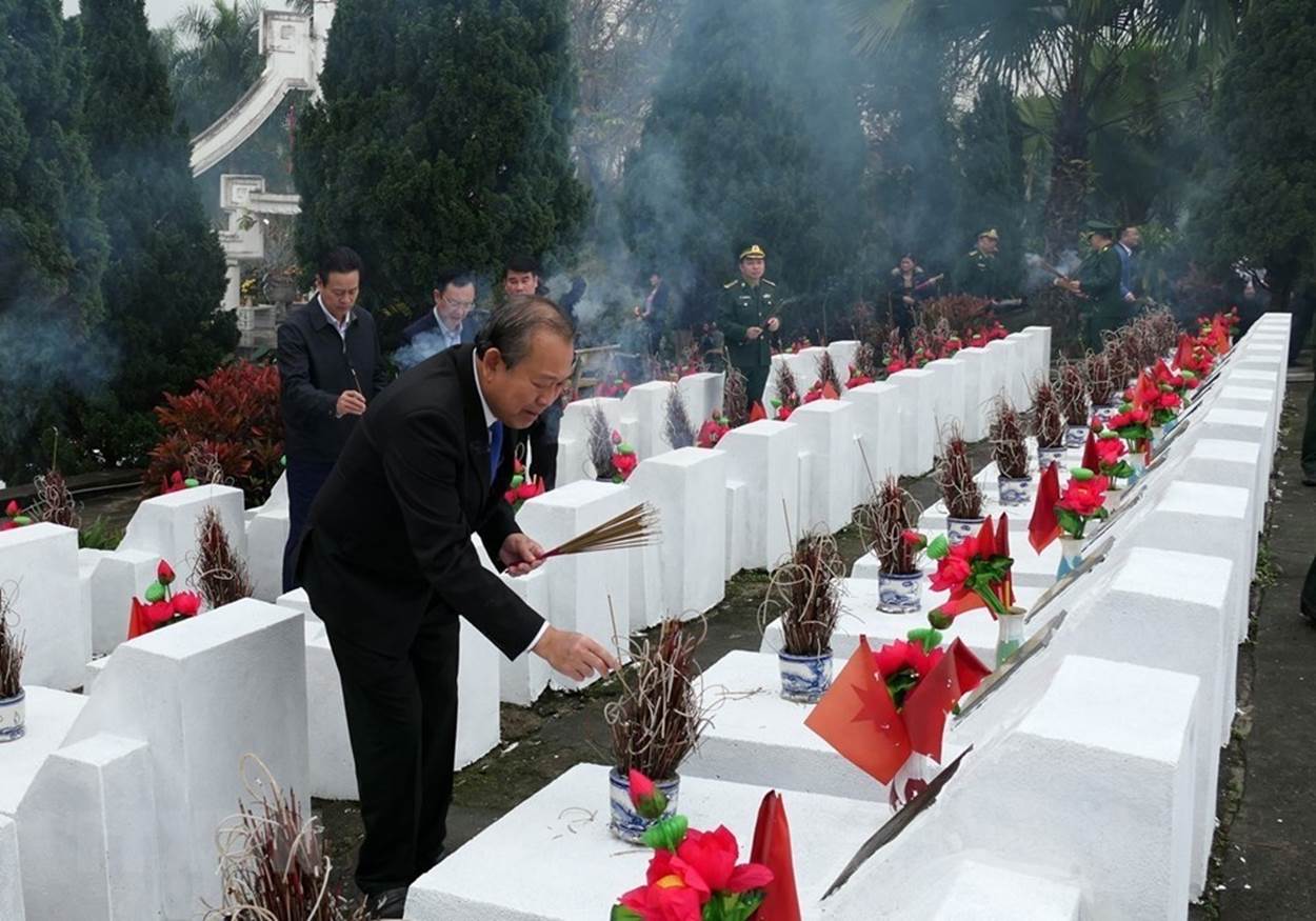  Phó Thủ tướng Thường trực Chính phủ Trương Hòa Bình cùng đoàn đại biểu thắp hương phần mộ các Anh hùng, liệt sỹ tại Nghĩa trang Liệt sỹ Quốc gia Vị Xuyên (ngày 5/1/2020). (Ảnh: Minh Tâm/TTXVN)