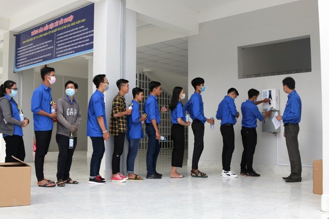 Hầu hết trước phòng học tại trường ĐH Kiên Giang đều trang bị dụng cụ nước sát khuẩn để sinh viên giữ gìn vệ sinh cá nhân.