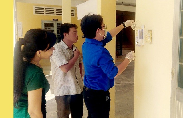 Nhân viên Đh Trà Vinh lắp đặt bộ dụng cụ sát khuẩn khô cho các trường THPT trên địa bàn tỉnh Trà Vinh và Vĩnh Long