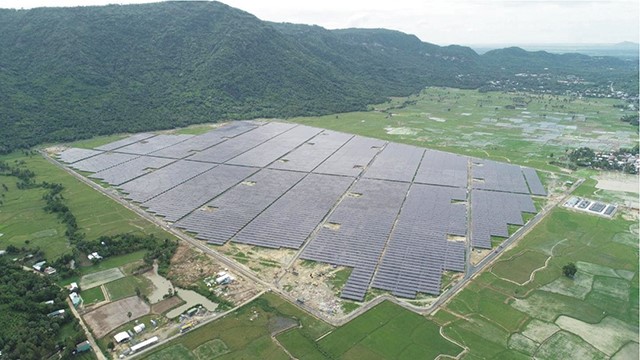 Sao Mai Solar PV1 dưới chân núi Cấm phong cảnh hữu tình