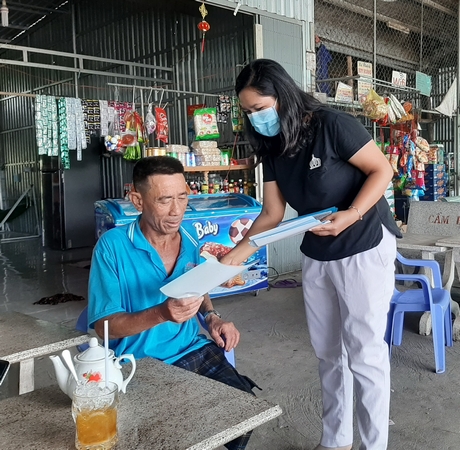 Nhân viên y tế tuyên truyền phòng dịch COVID-19 tại ấp Bình Phú (xã Loan Mỹ-Tam Bình).